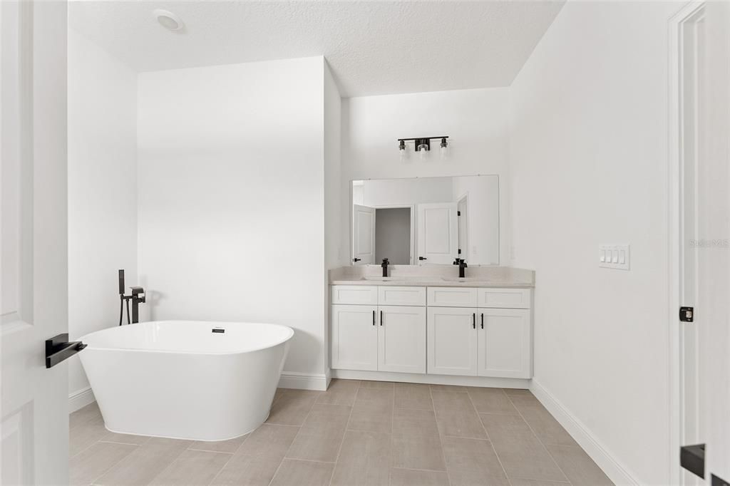 Activo con contrato: $289,900 (4 camas, 2 baños, 1833 Pies cuadrados)