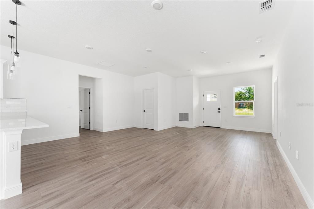Activo con contrato: $289,900 (4 camas, 2 baños, 1833 Pies cuadrados)