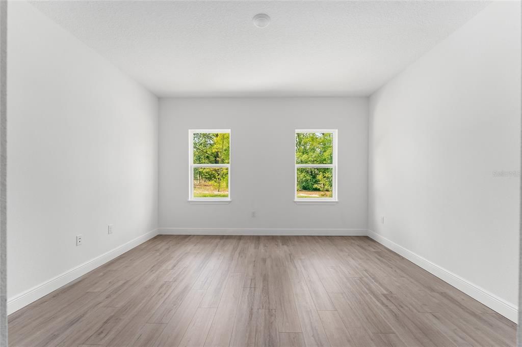 Activo con contrato: $289,900 (4 camas, 2 baños, 1833 Pies cuadrados)