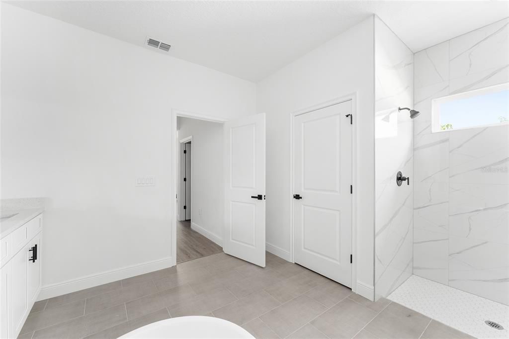Activo con contrato: $289,900 (4 camas, 2 baños, 1833 Pies cuadrados)