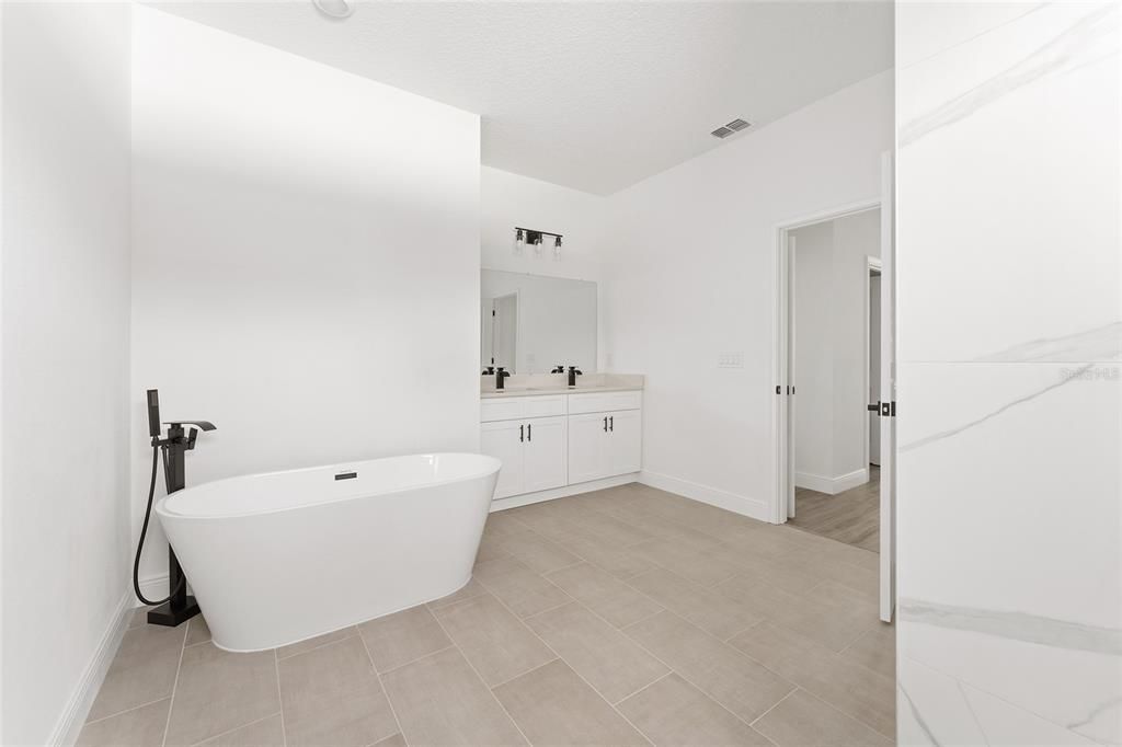 Activo con contrato: $289,900 (4 camas, 2 baños, 1833 Pies cuadrados)