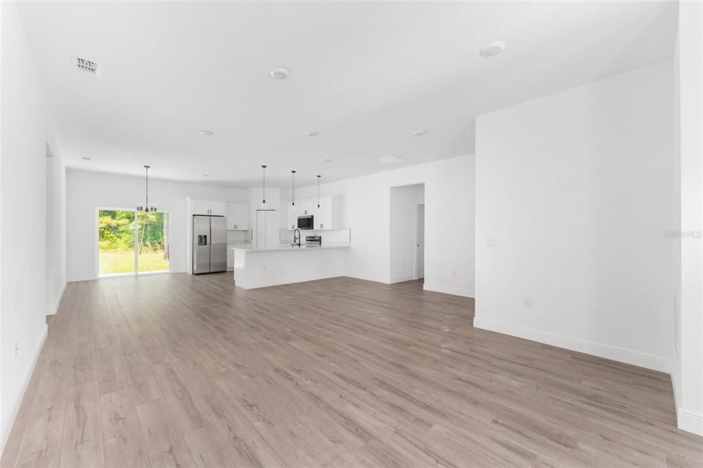 Activo con contrato: $289,900 (4 camas, 2 baños, 1833 Pies cuadrados)