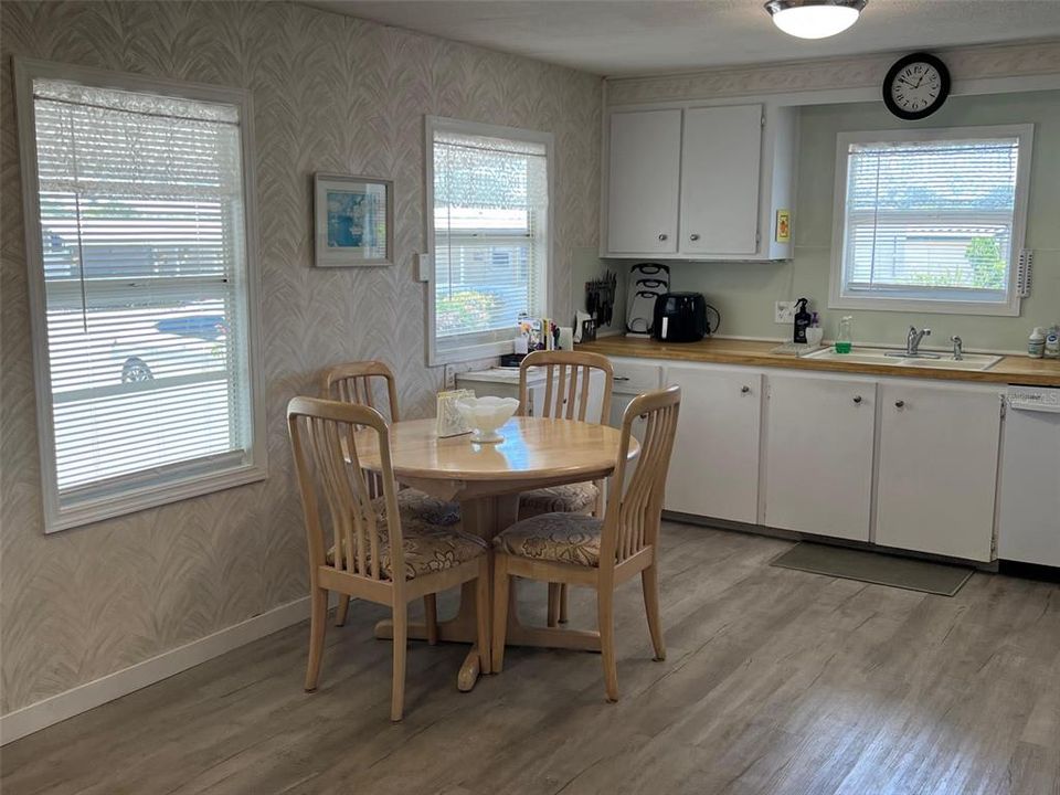 Active With Contract: $77,900 (2 beds, 2 baths, 912 Square Feet)