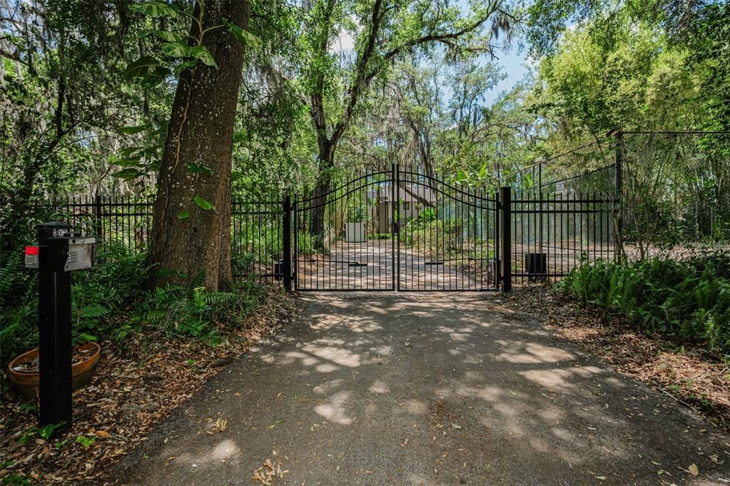 For Sale: $2,850,000 (5 beds, 5 baths, 6008 Square Feet)