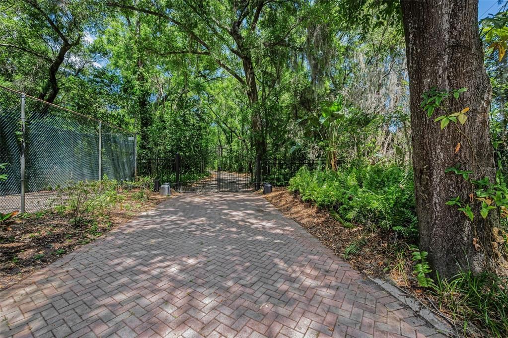 For Sale: $2,850,000 (5 beds, 5 baths, 6008 Square Feet)