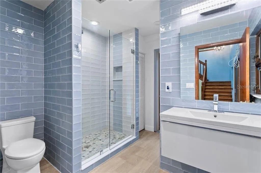 For Sale: $2,850,000 (5 beds, 5 baths, 6008 Square Feet)