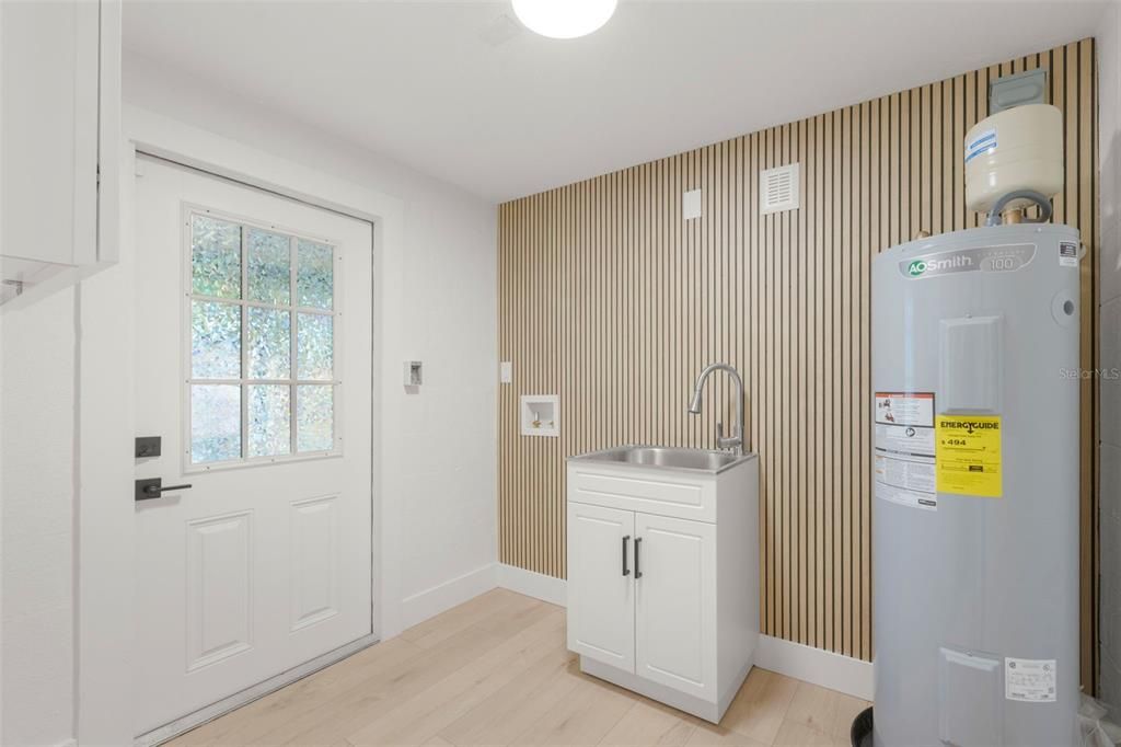 Под контрактом: $559,000 (4 спален, 2 ванн, 1705 Квадратных фут)