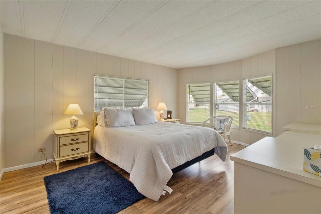 Active With Contract: $125,000 (2 beds, 2 baths, 893 Square Feet)