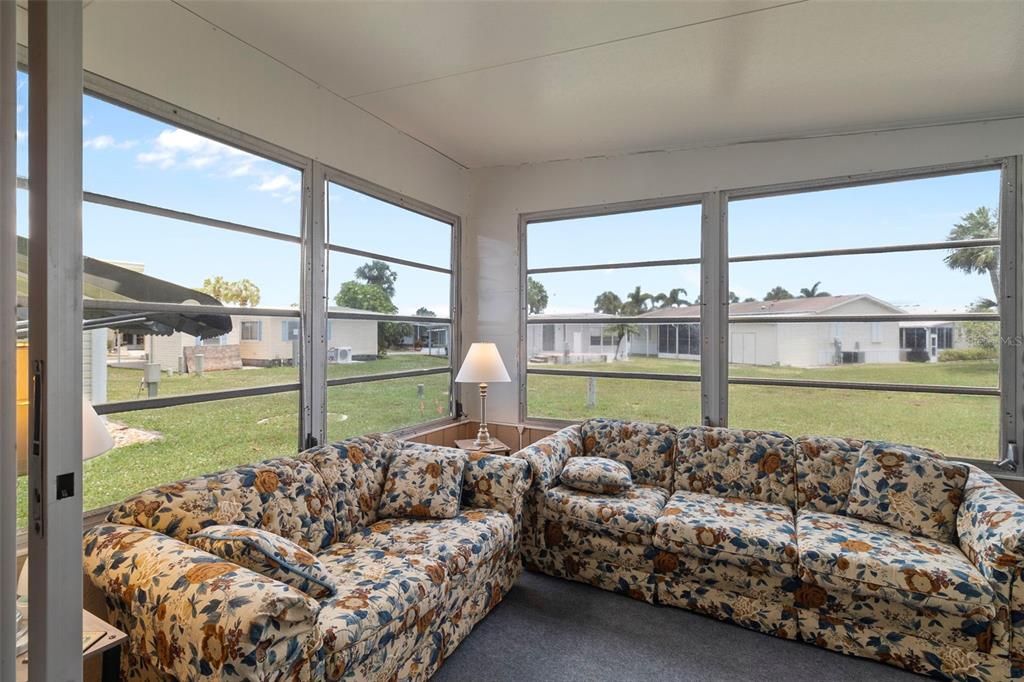 Active With Contract: $125,000 (2 beds, 2 baths, 893 Square Feet)