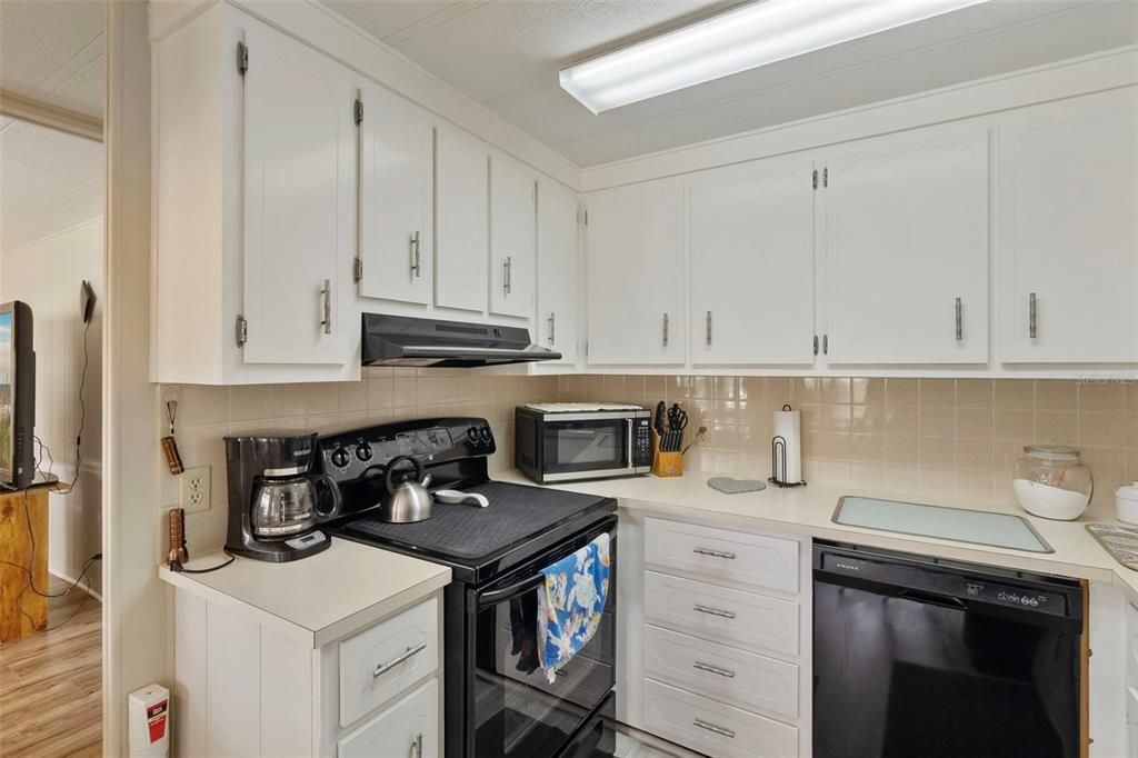 Active With Contract: $125,000 (2 beds, 2 baths, 893 Square Feet)