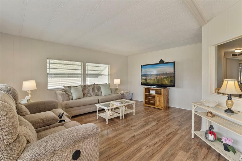 Active With Contract: $125,000 (2 beds, 2 baths, 893 Square Feet)