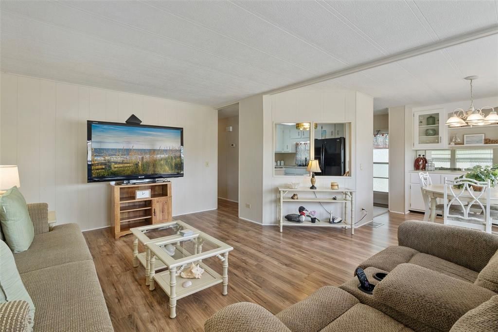 Active With Contract: $125,000 (2 beds, 2 baths, 893 Square Feet)