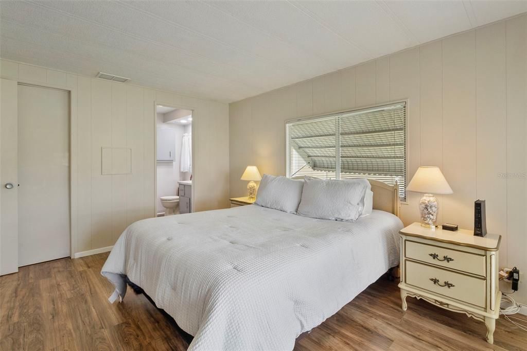 Active With Contract: $125,000 (2 beds, 2 baths, 893 Square Feet)