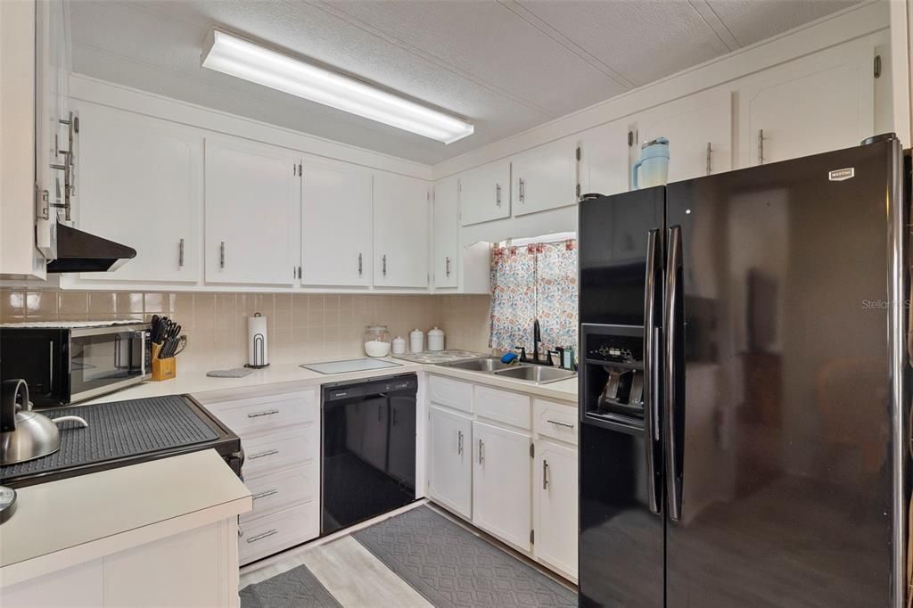 Active With Contract: $125,000 (2 beds, 2 baths, 893 Square Feet)