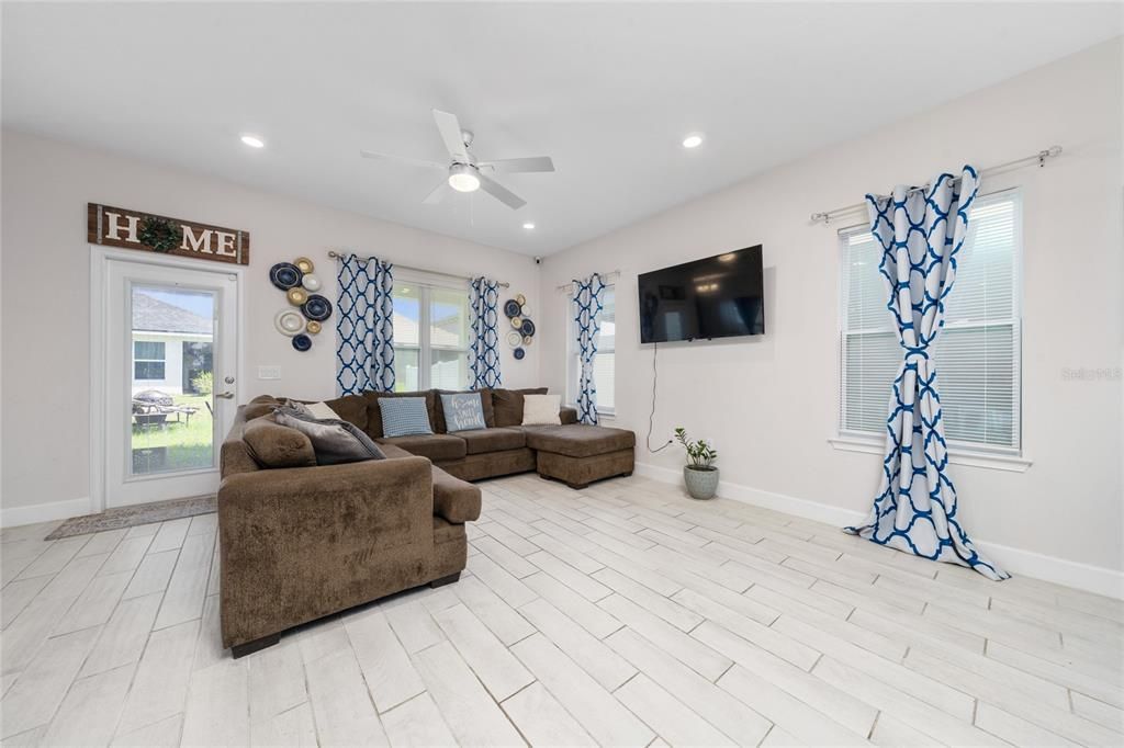 For Rent: $2,850 (4 beds, 2 baths, 2405 Square Feet)