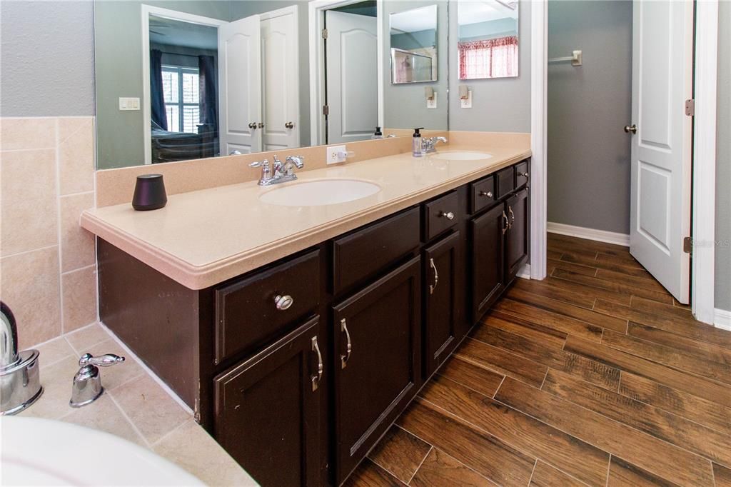 Activo con contrato: $419,000 (5 camas, 4 baños, 2959 Pies cuadrados)