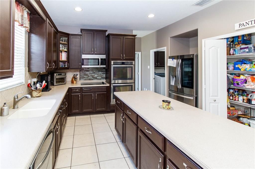 Activo con contrato: $419,000 (5 camas, 4 baños, 2959 Pies cuadrados)