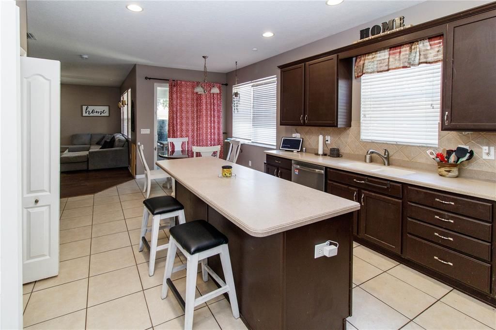 Activo con contrato: $419,000 (5 camas, 4 baños, 2959 Pies cuadrados)