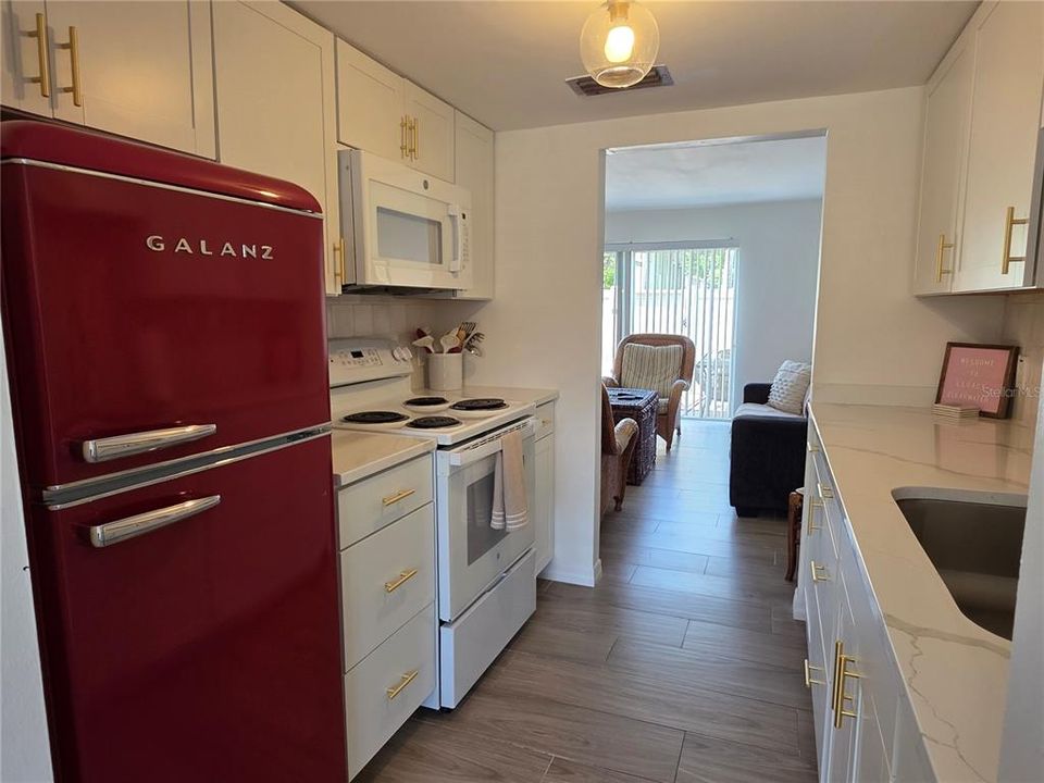 For Sale: $225,700 (2 beds, 1 baths, 1000 Square Feet)