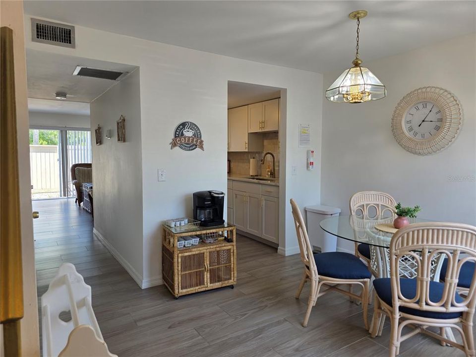 For Sale: $225,700 (2 beds, 1 baths, 1000 Square Feet)