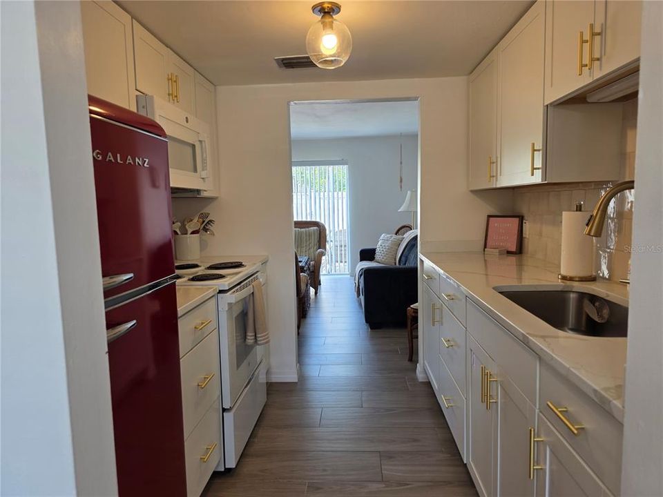 For Sale: $225,700 (2 beds, 1 baths, 1000 Square Feet)