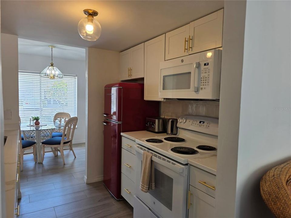 For Sale: $225,700 (2 beds, 1 baths, 1000 Square Feet)