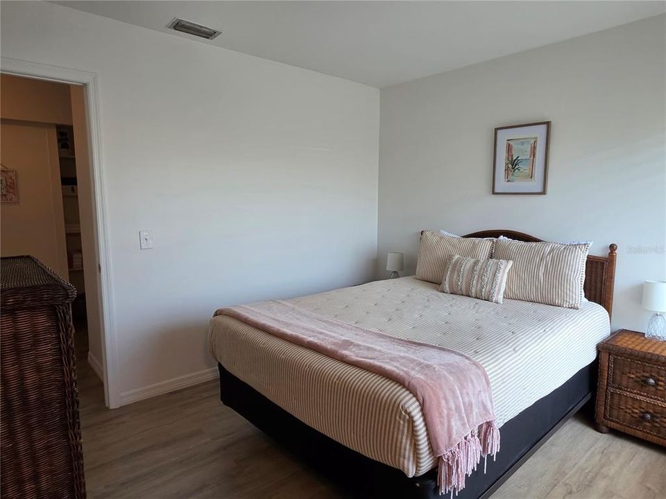For Sale: $225,700 (2 beds, 1 baths, 1000 Square Feet)