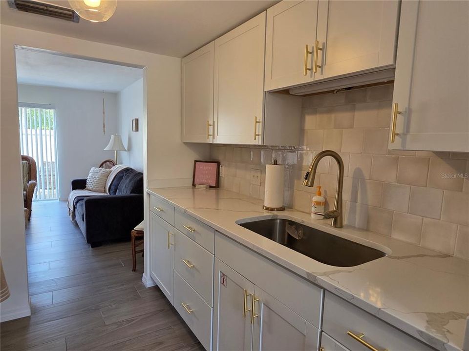 For Sale: $225,700 (2 beds, 1 baths, 1000 Square Feet)