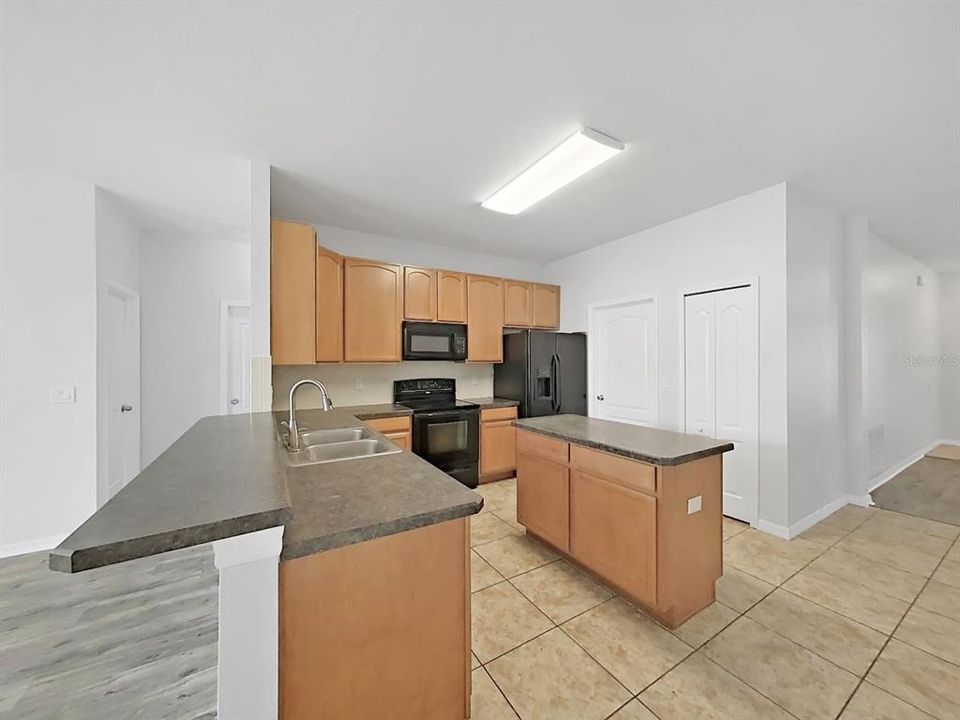 На продажу: $325,000 (3 спален, 2 ванн, 1638 Квадратных фут)