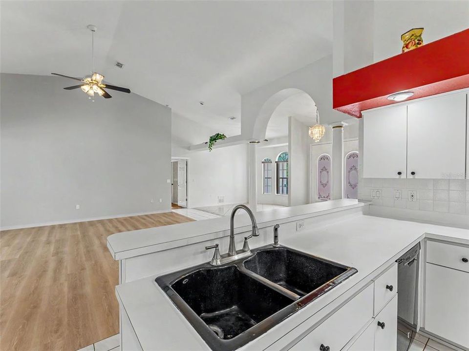 Active With Contract: $489,000 (3 beds, 3 baths, 2543 Square Feet)