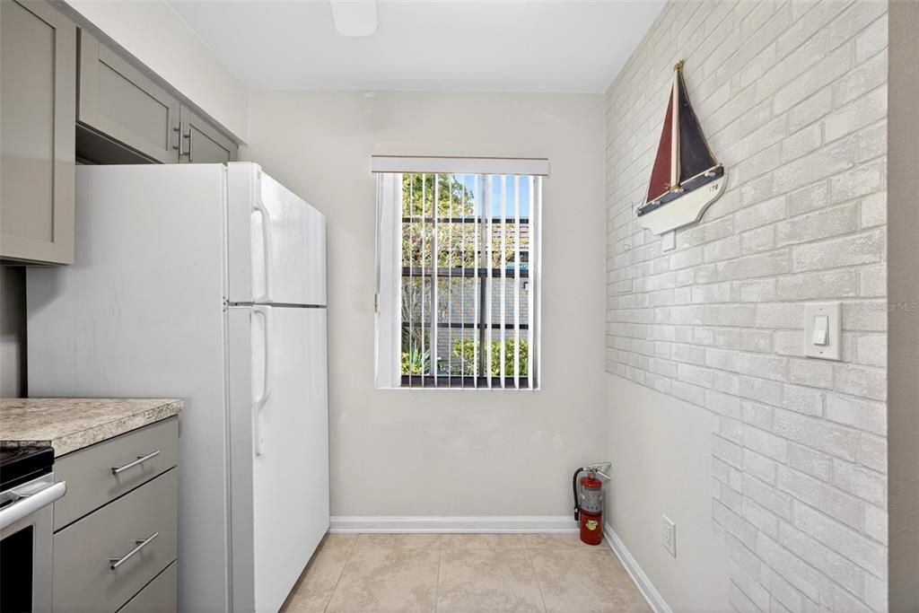 For Sale: $125,000 (1 beds, 1 baths, 644 Square Feet)