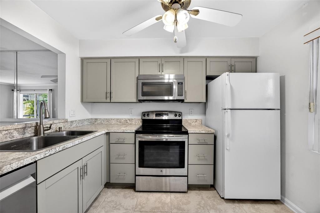 For Sale: $125,000 (1 beds, 1 baths, 644 Square Feet)