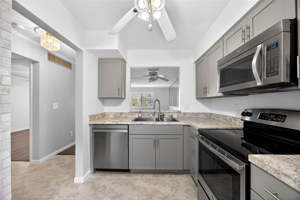 For Sale: $125,000 (1 beds, 1 baths, 644 Square Feet)