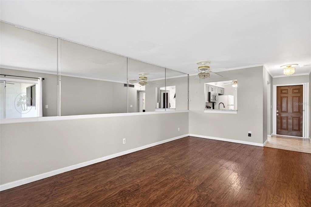 For Sale: $125,000 (1 beds, 1 baths, 644 Square Feet)