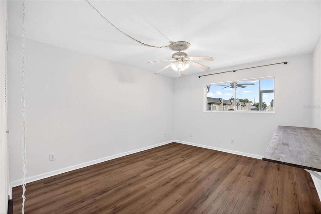 For Sale: $125,000 (1 beds, 1 baths, 644 Square Feet)