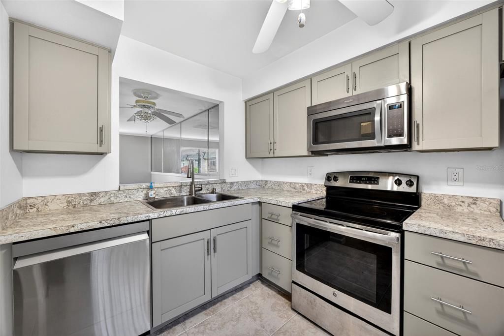 For Sale: $125,000 (1 beds, 1 baths, 644 Square Feet)