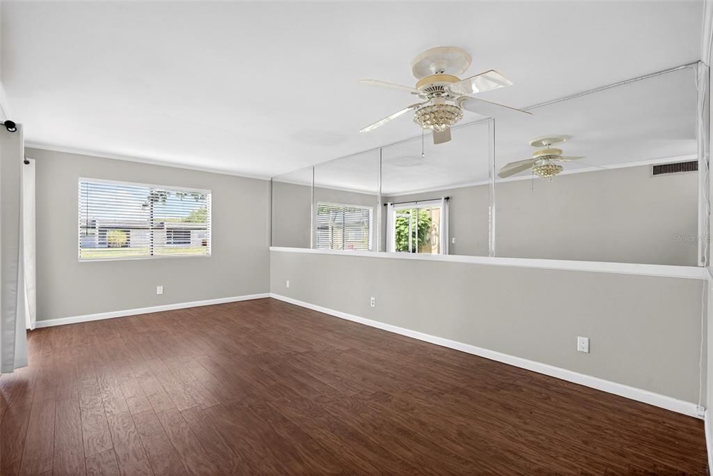 For Sale: $125,000 (1 beds, 1 baths, 644 Square Feet)