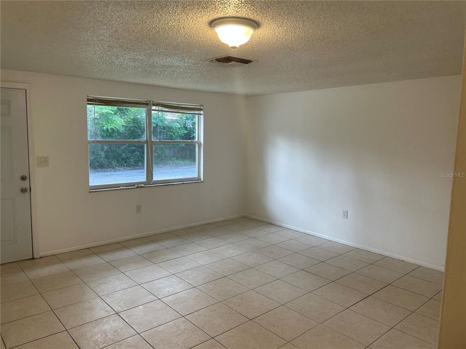 En Venta: $299,000 (4 camas, 0 baños, 1736 Pies cuadrados)