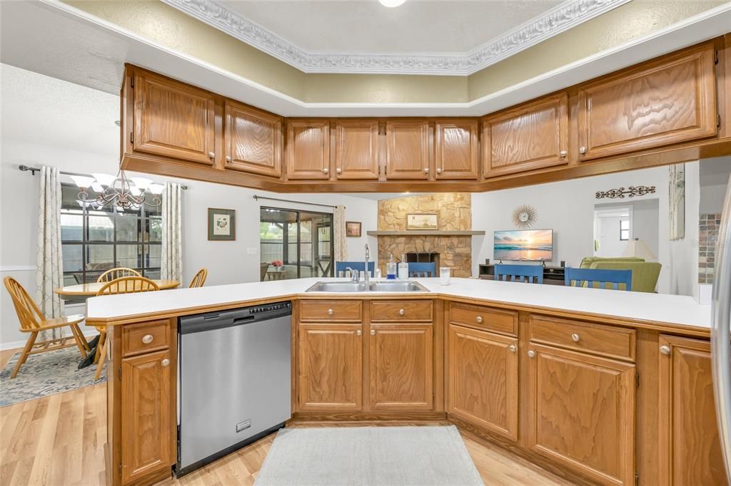 Под контрактом: $340,000 (3 спален, 2 ванн, 1912 Квадратных фут)