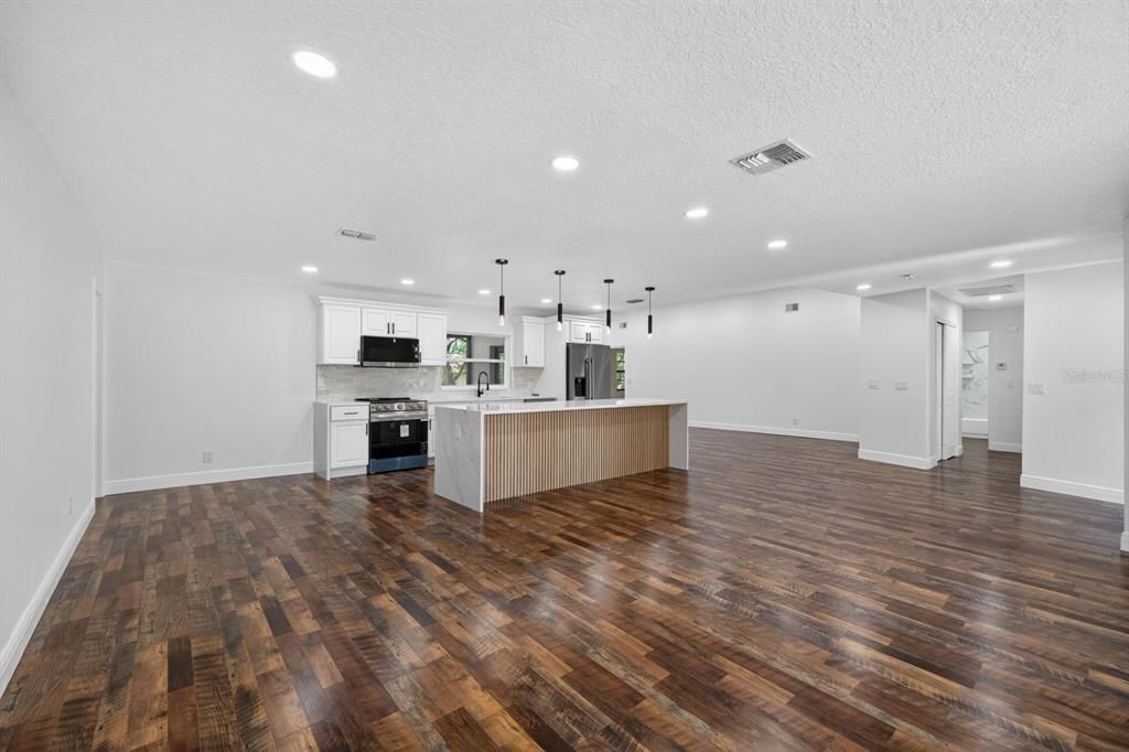 На продажу: $632,999 (4 спален, 2 ванн, 2212 Квадратных фут)