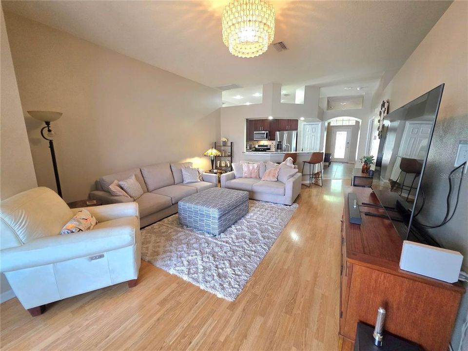 Activo con contrato: $480,000 (4 camas, 2 baños, 2080 Pies cuadrados)