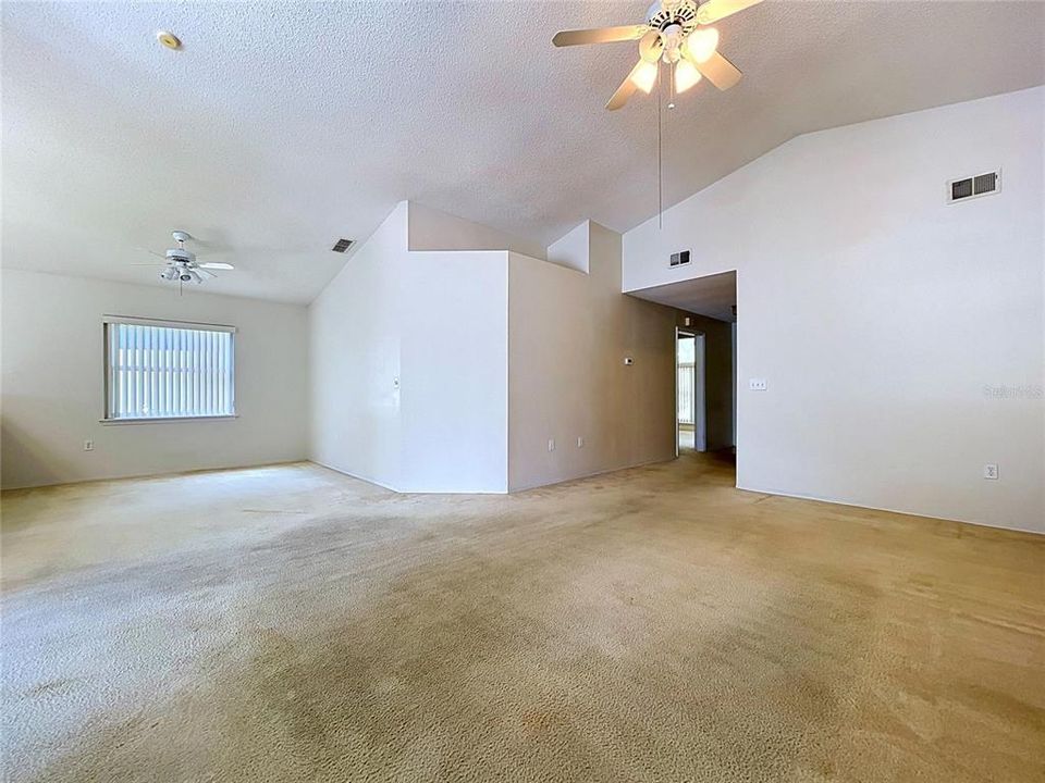 Activo con contrato: $329,000 (4 camas, 3 baños, 2124 Pies cuadrados)