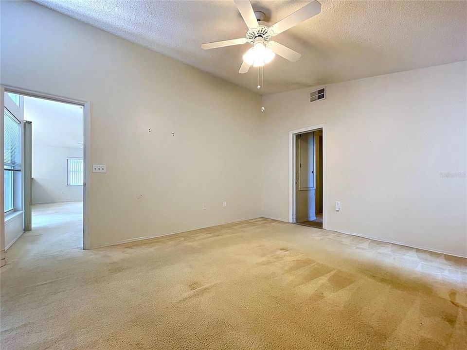 Activo con contrato: $329,000 (4 camas, 3 baños, 2124 Pies cuadrados)