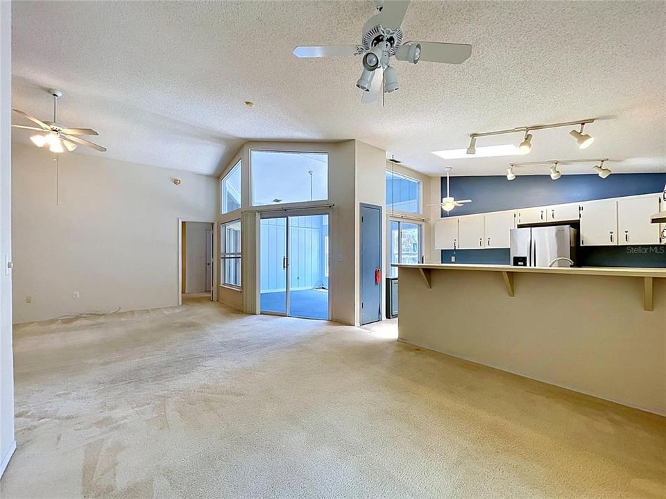 Activo con contrato: $329,000 (4 camas, 3 baños, 2124 Pies cuadrados)