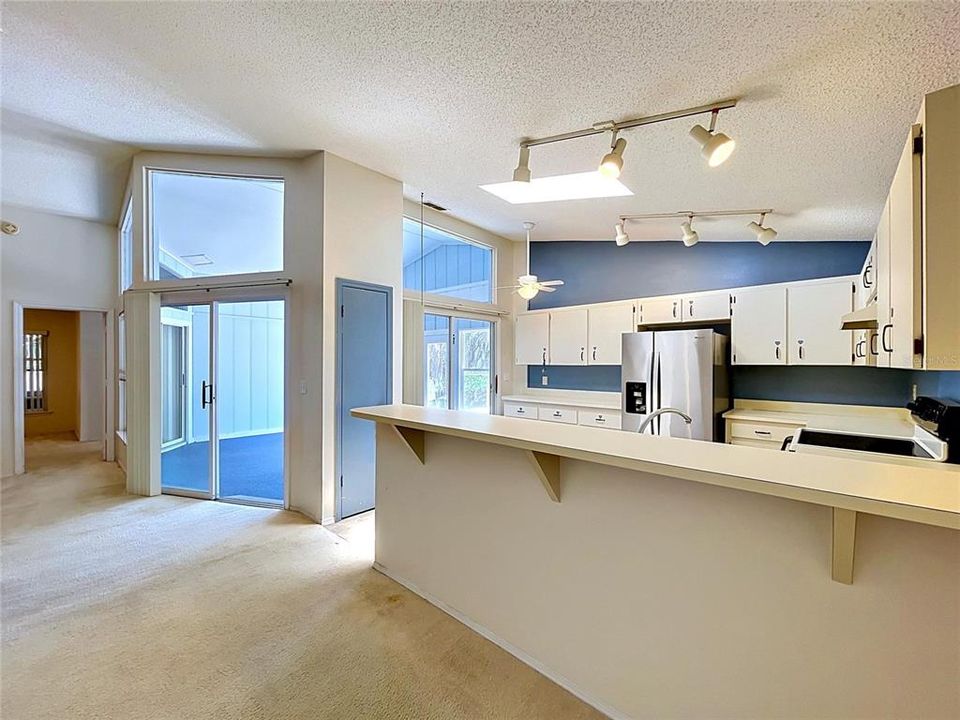 Activo con contrato: $329,000 (4 camas, 3 baños, 2124 Pies cuadrados)