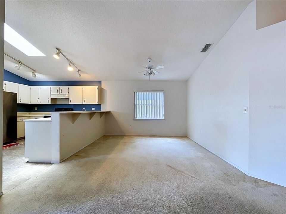 Activo con contrato: $329,000 (4 camas, 3 baños, 2124 Pies cuadrados)