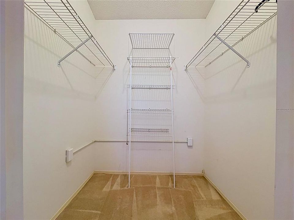 Activo con contrato: $329,000 (4 camas, 3 baños, 2124 Pies cuadrados)