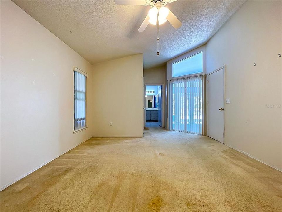 Activo con contrato: $329,000 (4 camas, 3 baños, 2124 Pies cuadrados)