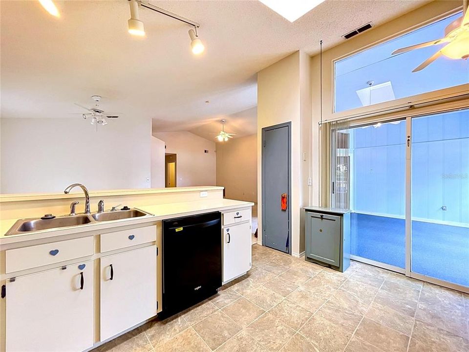 Activo con contrato: $329,000 (4 camas, 3 baños, 2124 Pies cuadrados)