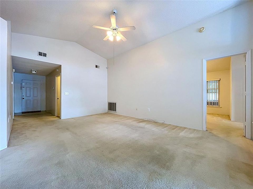 Activo con contrato: $329,000 (4 camas, 3 baños, 2124 Pies cuadrados)